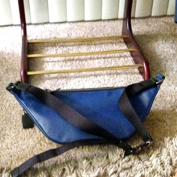 😎 Flowers,Blue Coach Fannie Pouch! Perfect for work or play 🎮 - Picture 6 of 6